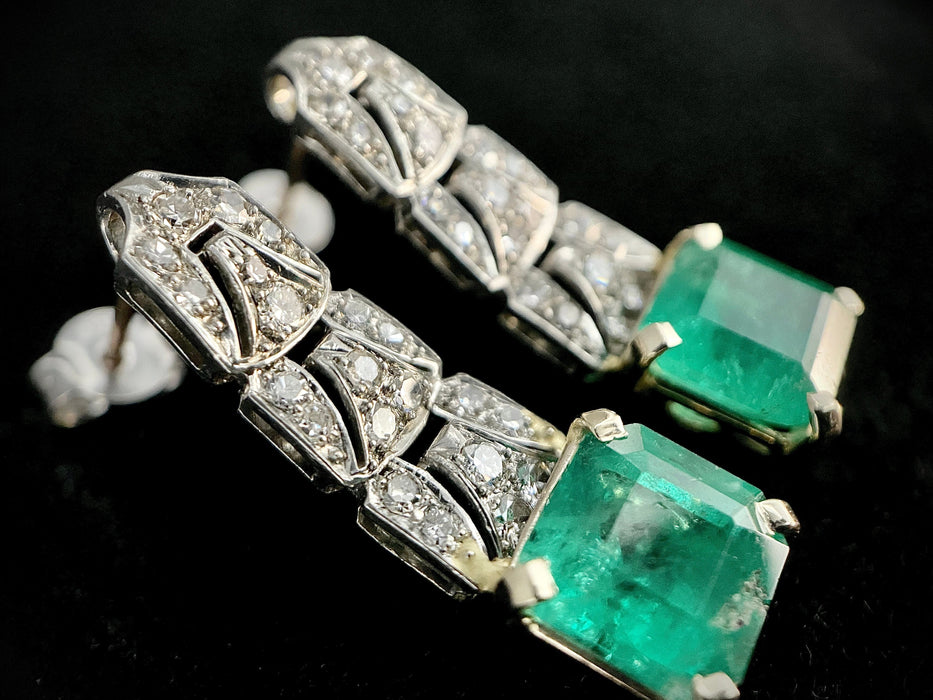 Paire de boucles d'oreilles pendantes sertie de 6 carats d'émeraudes