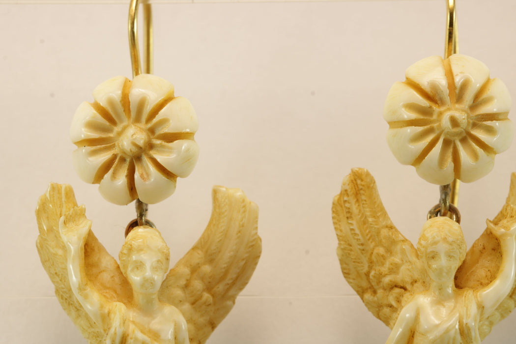 Boucles d'oreilles antiques en or sculptées en ivoire