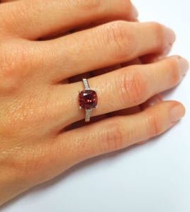 Bague avec grenat pyrope et diamants