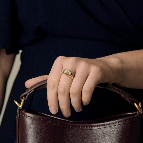 Bague 58 Bague type jarretière en or jaune, opales et diamants roses 58 Facettes MAR0975