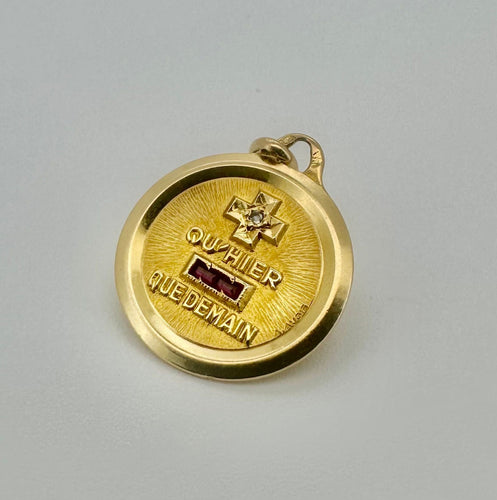 Pendentif AUGIS - Médaille or jaune, diamant, rubis 58 Facettes