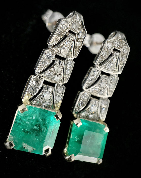 Paire de boucles d'oreilles pendantes sertie de 6 carats d'émeraudes