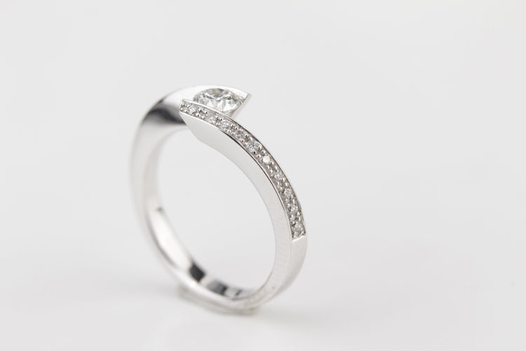 Bague 48 Bague entrelacée or blanc diamants 58 Facettes