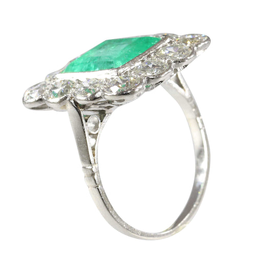 Grâce géométrique : une bague Art déco vintage en émeraude et diamant