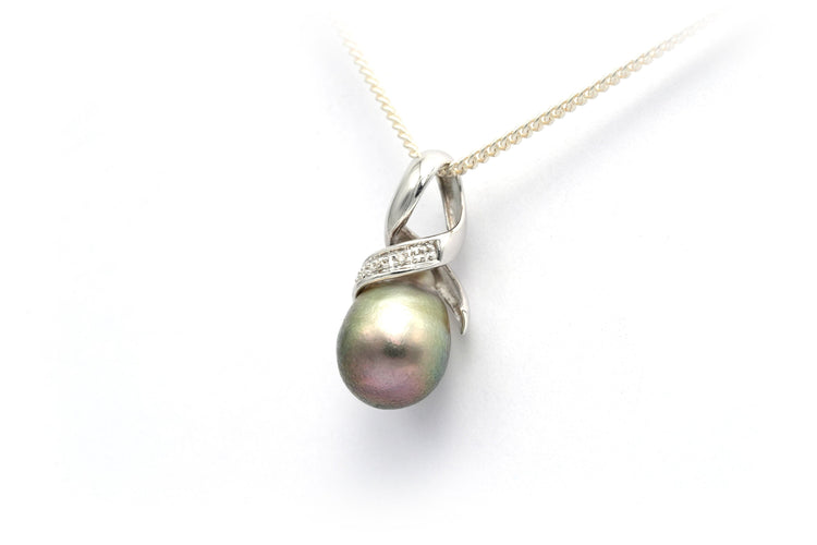 Pendentif Pendentif contemporain en or blanc 18 carats serti d'une perle de Tahiti et de diamants "taille" brillant (+-0.015ct) 58 Facettes B572