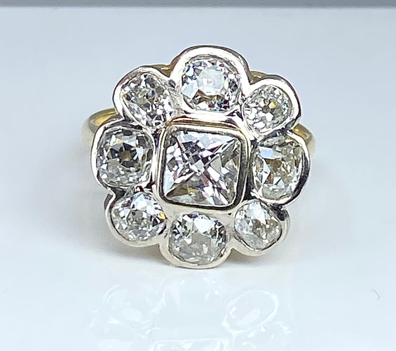 Bague Importante bague marguerite en or 18 carats et diamants 58 Facettes AB338