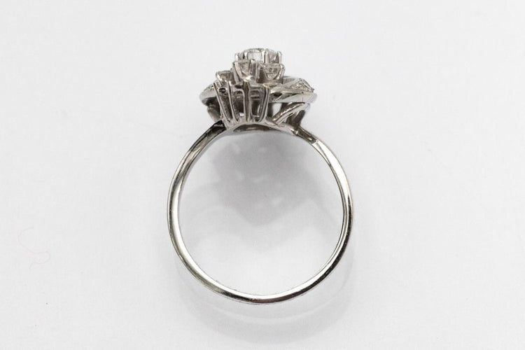 Une bague élégante en or blanc sertie de diamants