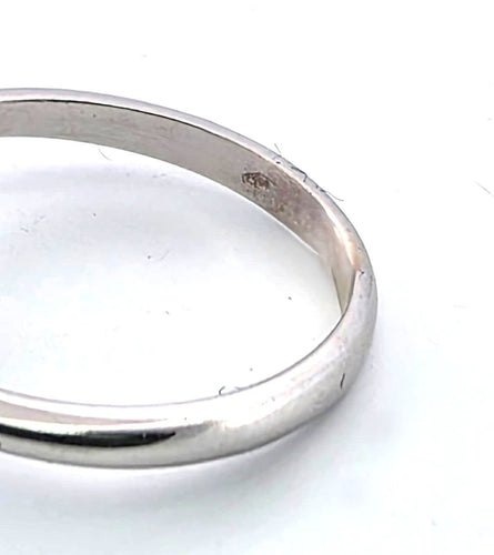 Bague 54 Bague en or blanc avec un diamant ovale au centre et des diamants brillants tout autour. 58 Facettes