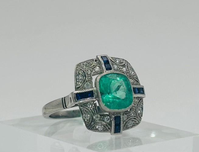Bague 59 Bague en platine avec une émeraude, des diamants et des saphirs. 58 Facettes 50230
