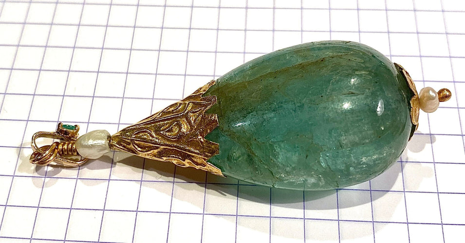 Pendentif Pendentif en or jaune orné d’une importante émeraude et de perles 58 Facettes AB479