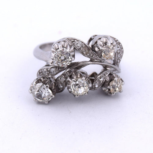Bague 53 Bague en or blanc avec diamants des années 1940 58 Facettes