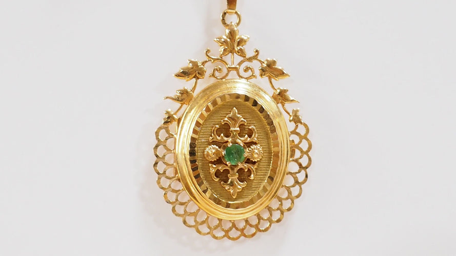 Pendentif Pendentif porte photo en or jaune et émeraude 58 Facettes 32604