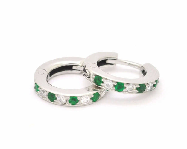 Boucles d'oreilles Boucles d'oreilles créoles en or blanc serties de diamants et d'émeraudes 58 Facettes 8296