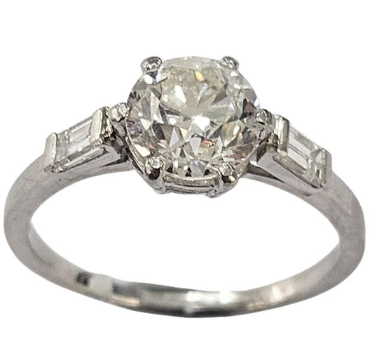 Bague 51 Bague ancienne en platine, vers 1920, sertie d'un diamant taille ancienne de 1,25 carat et de deux diamants baguette. 58 Facettes E42