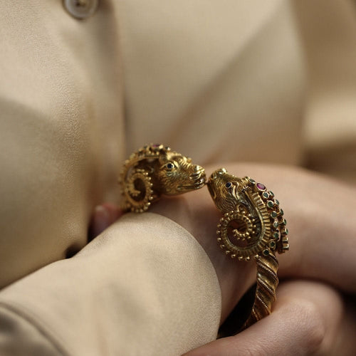 Bracelet Bracelet jonc Zolotas "Tetes de Belier" en or jaune 18K avec emeraudes, saphirs et rubis - 73,30 g 58 Facettes FB10527