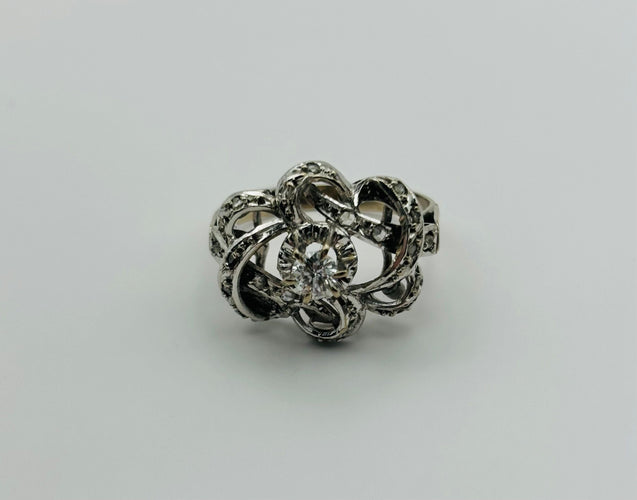 Bague Bague en or blanc avec diamant central et diamants sertis pavé 58 Facettes 50092