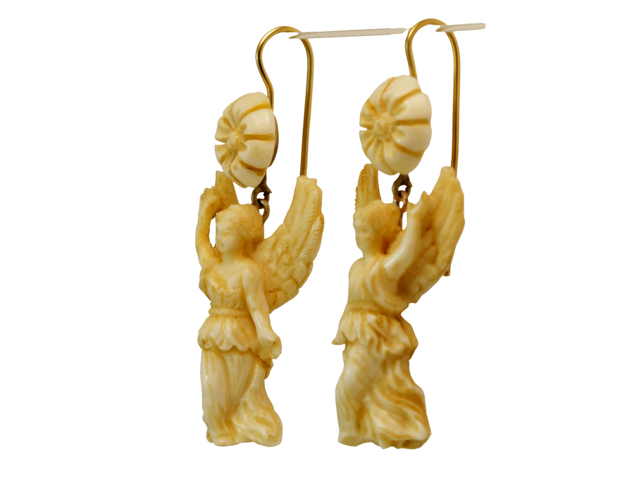 Boucles d'oreilles antiques en or sculptées en ivoire