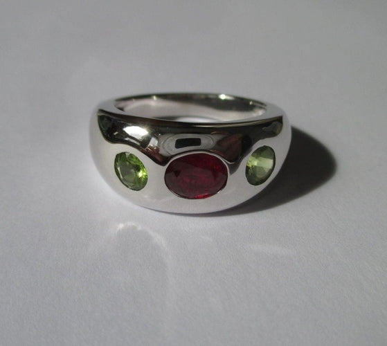 Bague jonc or blanc rubis et péridots