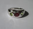 Bague jonc or blanc rubis et péridots