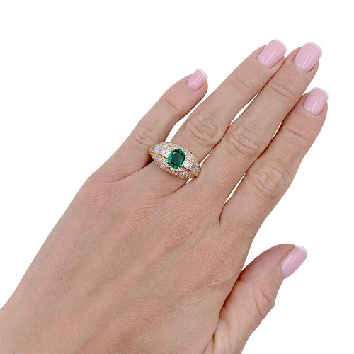 Bague 54 Bague or jaune, émeraude coussin et pavage diamants. 58 Facettes 32324