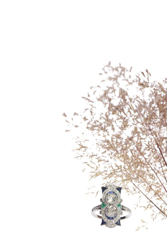 Bague 58 Dévotion Déco : Une bague de fiançailles en platine et or des années 1920 avec diamants et saphirs 58 Facettes 21316-0744