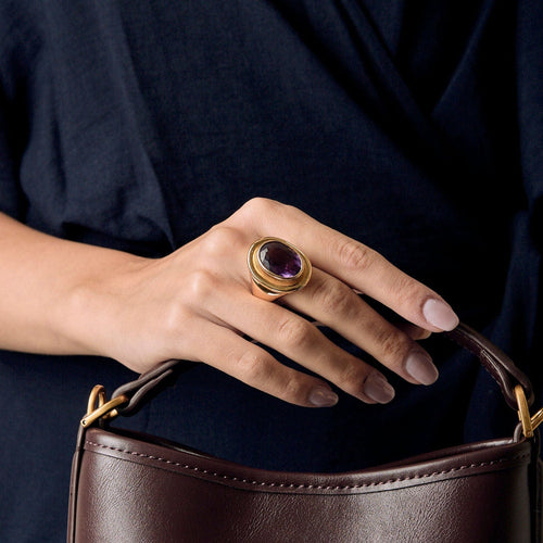 Importante Bague type chevalière en or jaune et améthyste