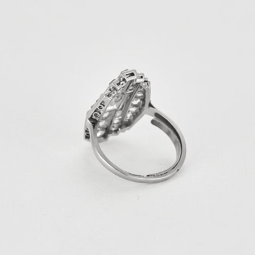 Bague Art déco en platine à motif géométrique et diamants