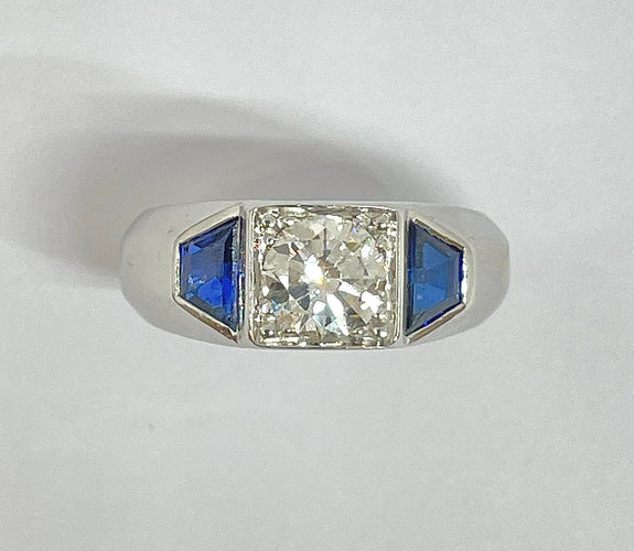 Bague Chevaliére art-déco en or blanc 18 carats , diamant 0,92 carat au centre et saphirs synthétiques 58 Facettes