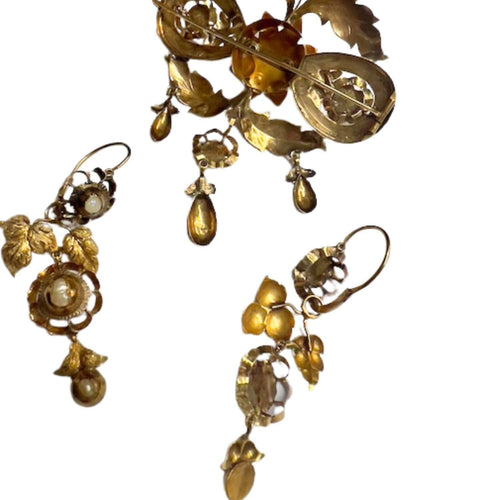 Boucles d'oreilles Conjunto de oro de broche y pendientes con perlas 58 Facettes Q45B