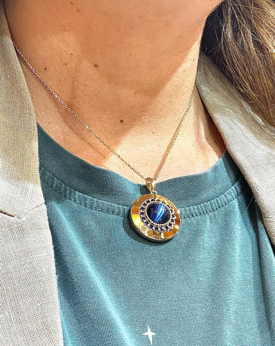 Boucles d'oreilles parure 4 pièces en or jaune 18 carats , saphirs et chrysobéryls bleus oeil de chat 58 Facettes