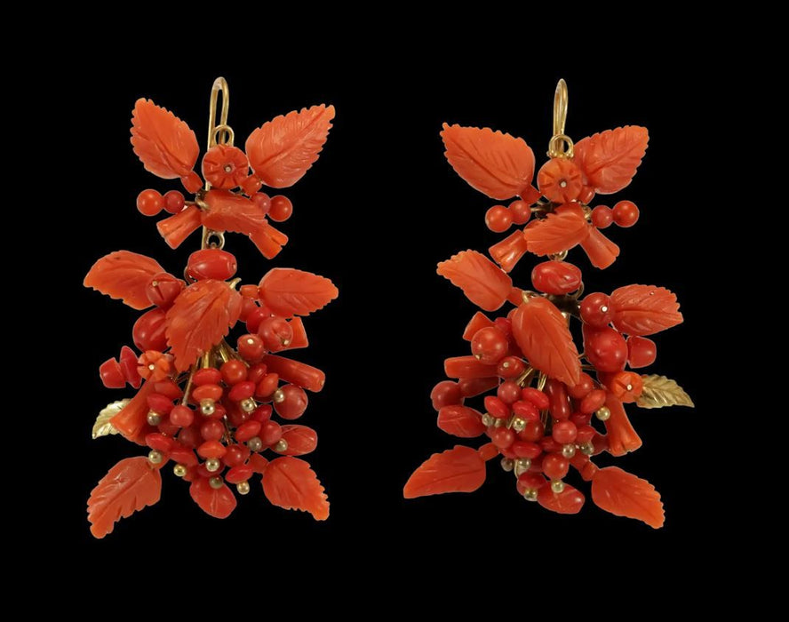 Boucles d'oreilles antiques en or et corail