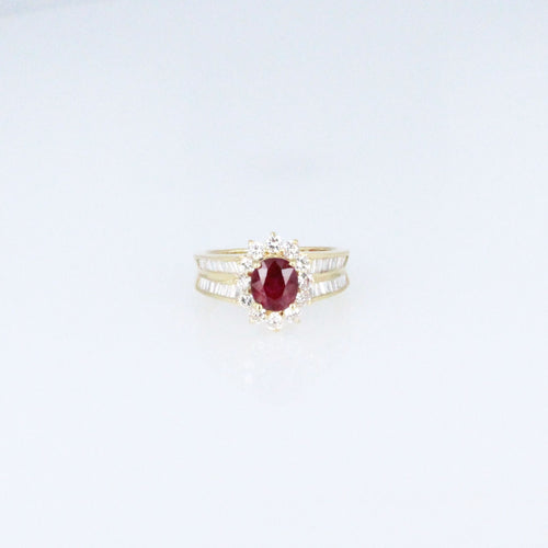 Bague 50 Bague en or jaune, sertie d'un rubis taille ovale entouré de diamants 58 Facettes 001.41417