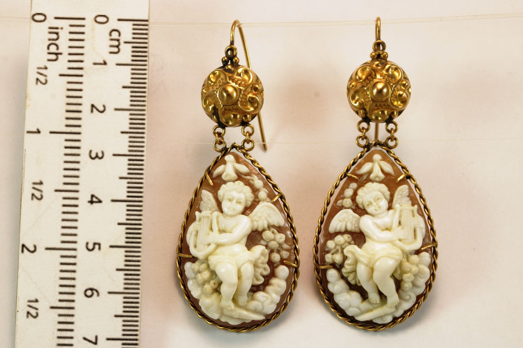 Boucles d'oreilles en or avec camées antiques