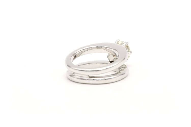 Bague contemporaine en or blanc 18 carats sertie d'un diamant