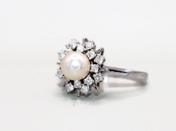 Bague 59 Bague marguerite or blanc, perle centrale, diamants 58 Facettes