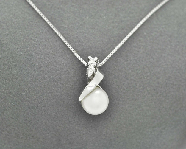 Collier Collier en or blanc avec perle et diamants 58 Facettes 10852