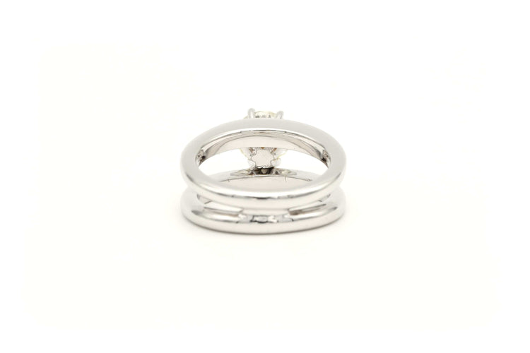 Bague contemporaine en or blanc 18 carats sertie d'un diamant