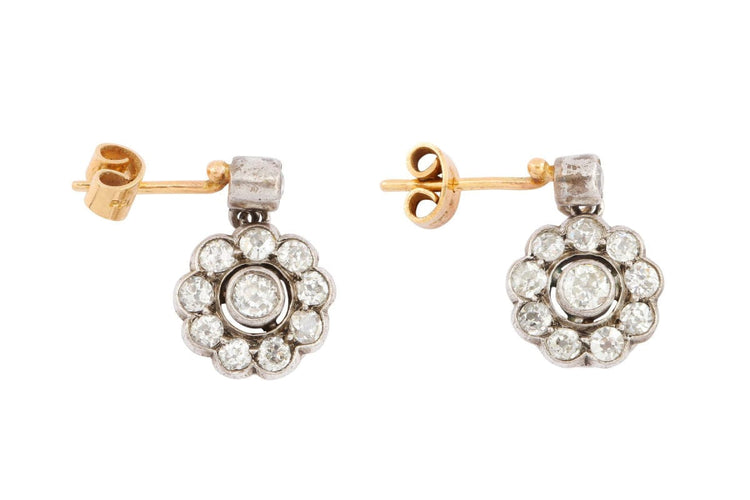 Boucles d'oreilles pendantes anciennes avec diamants en forme de fleurs.