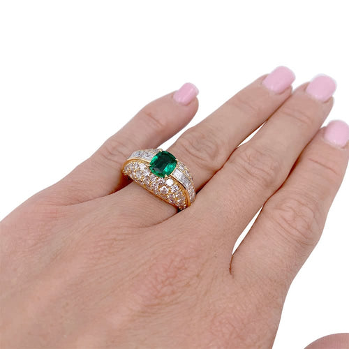 Bague 54 Bague or jaune, émeraude coussin et pavage diamants. 58 Facettes 32324