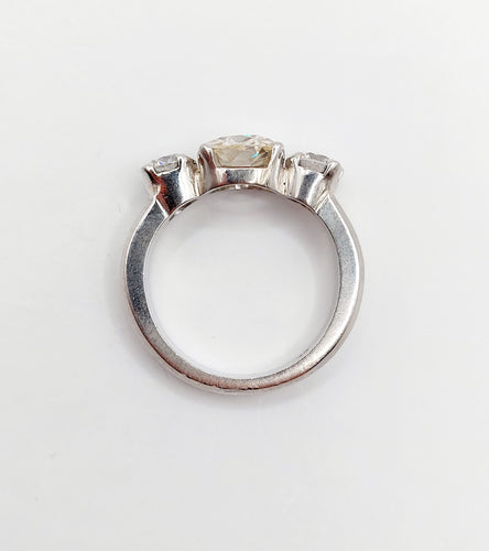 Bague jonc Art déco en platine et diamants (1,30 ct + 0,90 ct)