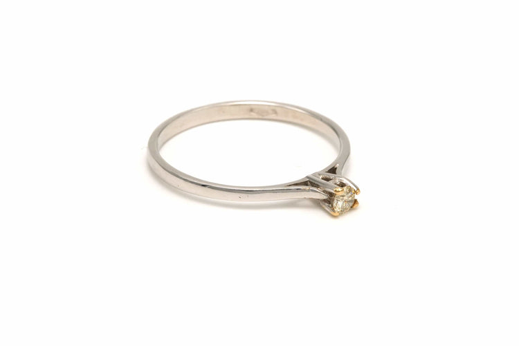 Bague 53 Bague contemporaine en or blanc sertie d'un diamant 58 Facettes 19411