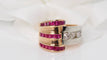 Bague Bague des années 40 en or, diamants et pierres rouges calibrées 58 Facettes 28082