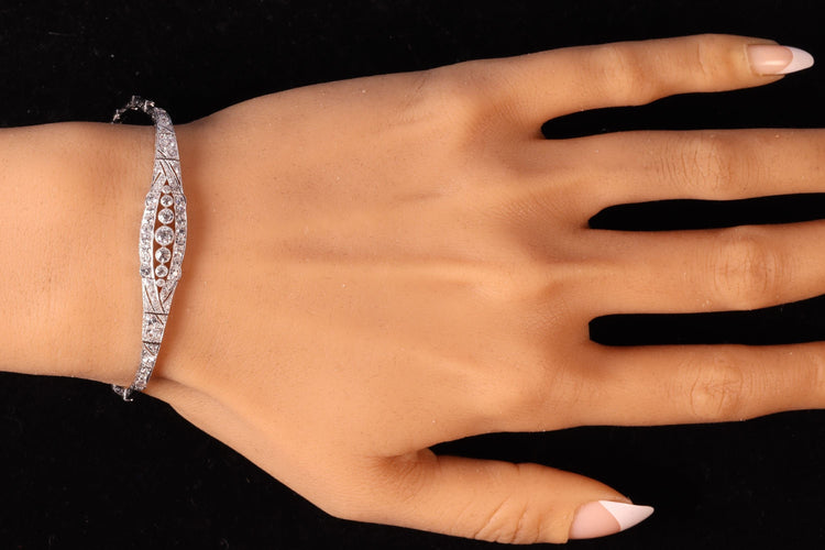 Bracelet Bracelet Art déco éblouissant en diamants – Un hommage à la modernité des années 1920 58 Facettes 24351-0110