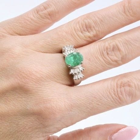 Bague 54 Bague en or blanc, émeraude et diamants 58 Facettes