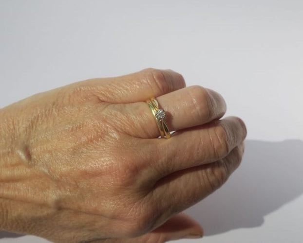 Bague 57 Bague solitaire deux ors, diamant taille brillant 58 Facettes