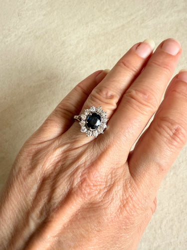 Bague 57 Bague pompadour en or gris, saphir, diamants 58 Facettes