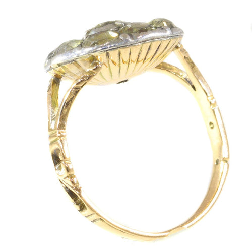 Bague 53 La splendeur du baroque : un regard attentif sur une bague du XVIIe siècle 58 Facettes 21257-0664