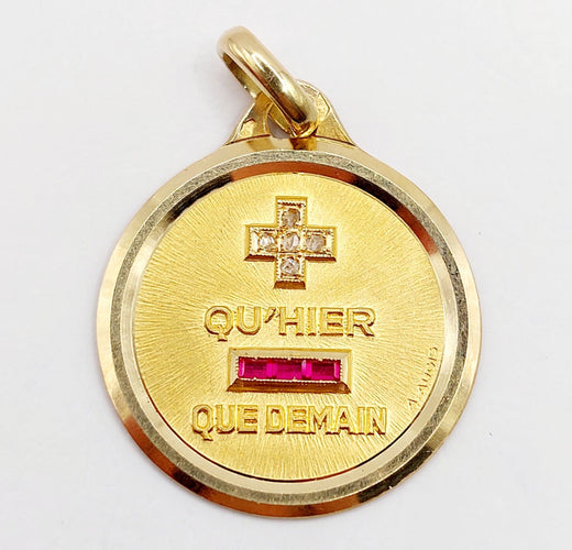 Pendentif Pendentif médaille d'amour AUGIS 23mm or 18k et rubis : "+ QU'HIER - QUE DEMAIN" 58 Facettes A06132