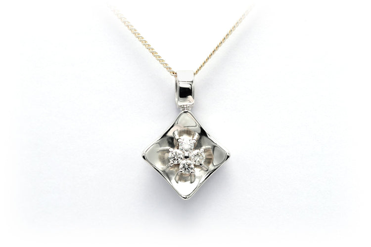 Pendentif Pendentif contemporain en or blanc 18 carats serti de diamants 58 Facettes 22256