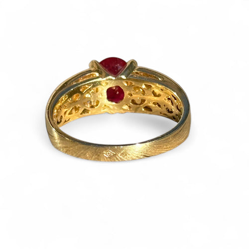 Bague 59 Bague en or jaune, rubis et diamants 58 Facettes
